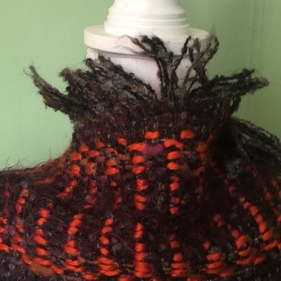 Beautiful knit red and black scarf - Picture 4 of 6